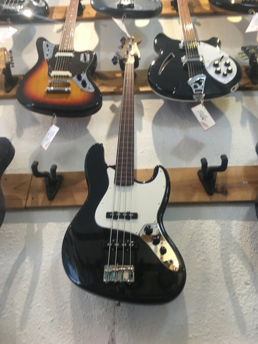 Used 2006 Fender Fretless Jazz Bass Black